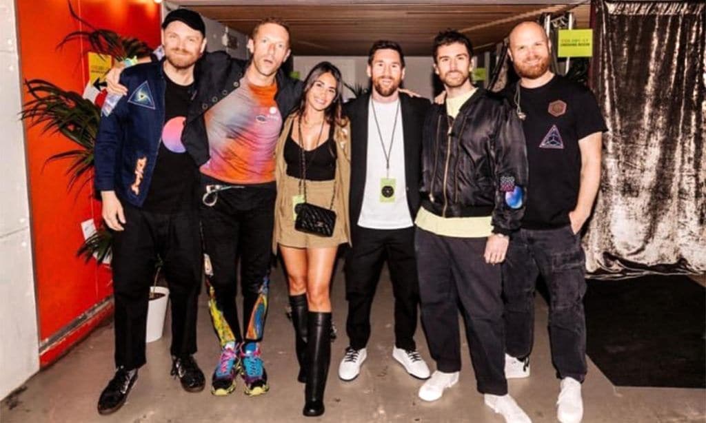 Antonela Roccuzzo y Leo Messi con los miembros de Coldplay