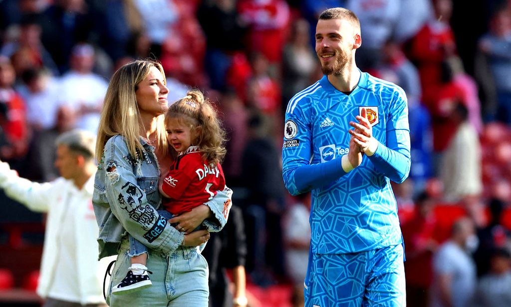 La felicidad de Edurne con su hija y De Gea al celebrar juntos el trofeo que ha ganado el jugador en Mánchester