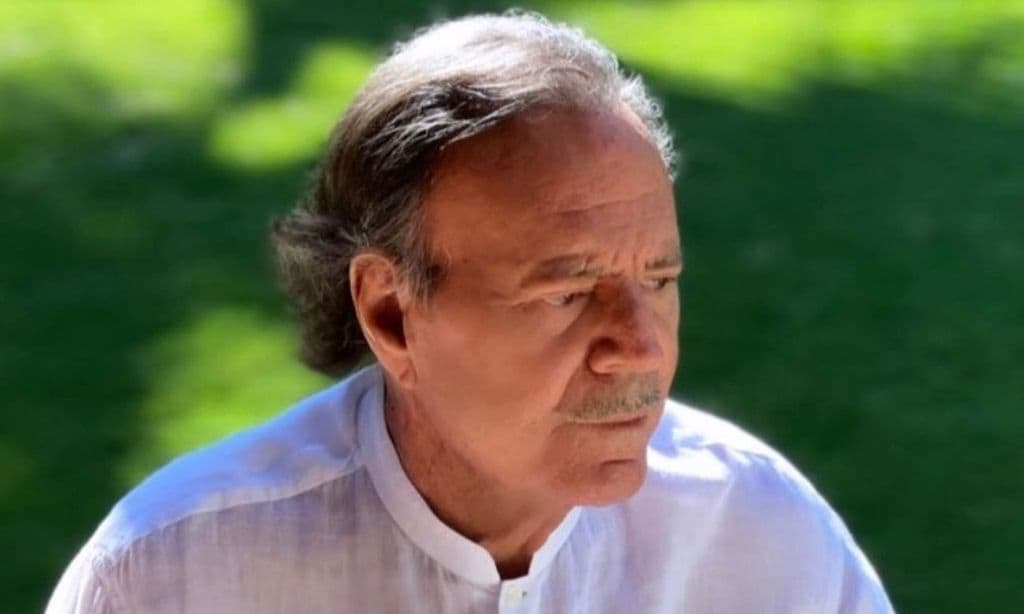 Julio Iglesias sorprende con su cambio de imagen y desmiente los rumores sobre su estado de salud