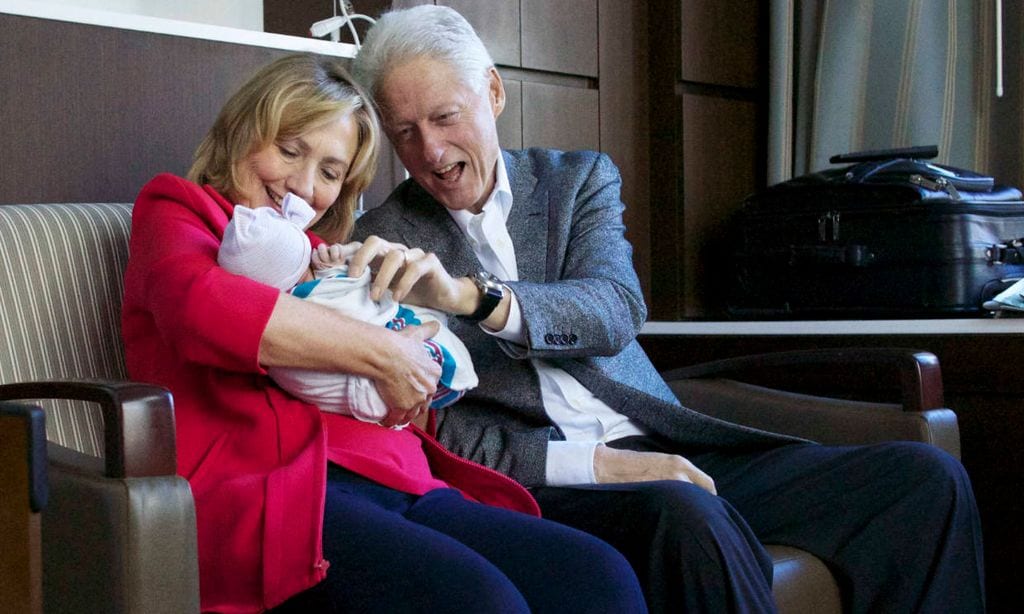 Bill y Hillary Clinton con su nieta