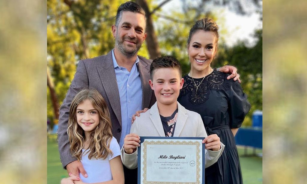Alyssa Milano y su familia en la graduación de su hijo Milo