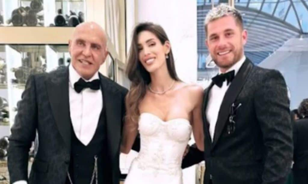 Un segundo vestido y mucho baile: así fue la divertida celebración de boda de Marta López Álamo en el Hotel Ritz