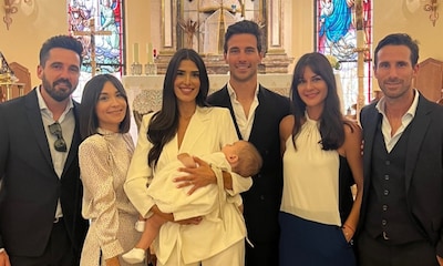 La felicidad de Lidia Torrent y Jaime Astrain en el bautizo de su hija Elsa rodeados de toda su familia