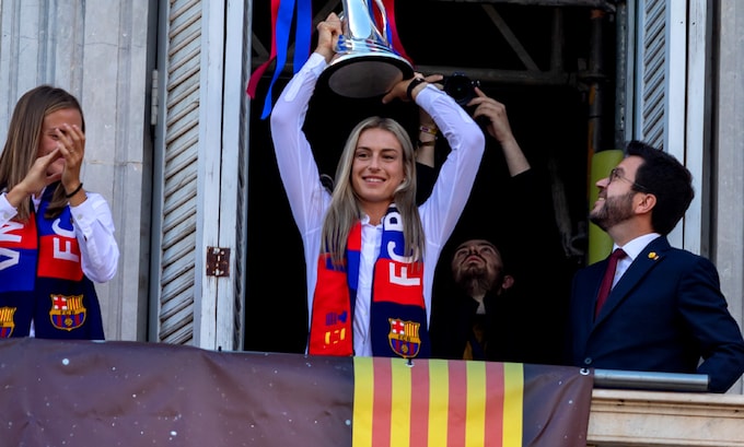 Alexia Putellas levanta la copa de campeonas de Europa