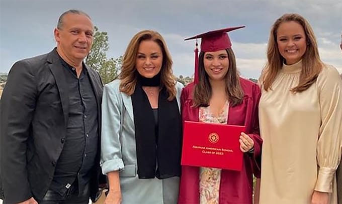 Carmen Morales con su exmarido, Luis Guerra, en la graduación de la hija de Shaila