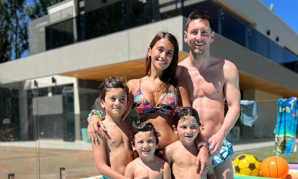 Leo Messi y Antonela Roccuzzo con sus hijos