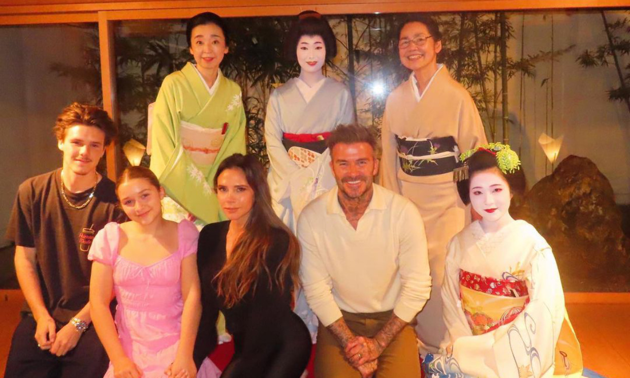Los Beckham conquistan Japón, ¡rodeados de geishas, visitando templos y comiendo ramen con palillos!