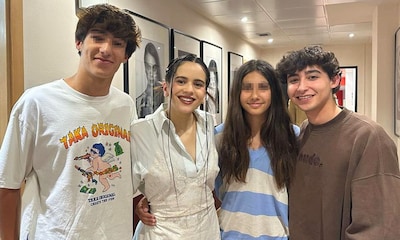 El momento fan de Nuria Roca y sus tres hijos con Rosalía