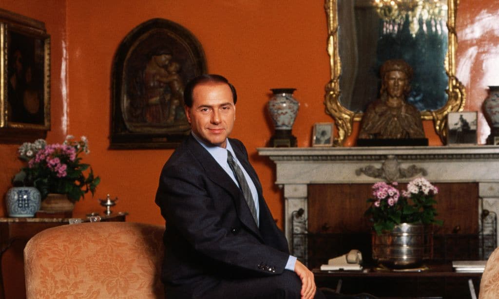 Mansiones, barcos y su propia compañía aérea: el espectacular patrimonio de Silvio Berlusconi