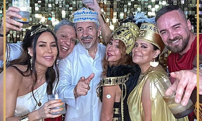 La divertidísima 'pool party' de disfraces de Carlos Sobera junto a su mujer y otros rostros conocidos