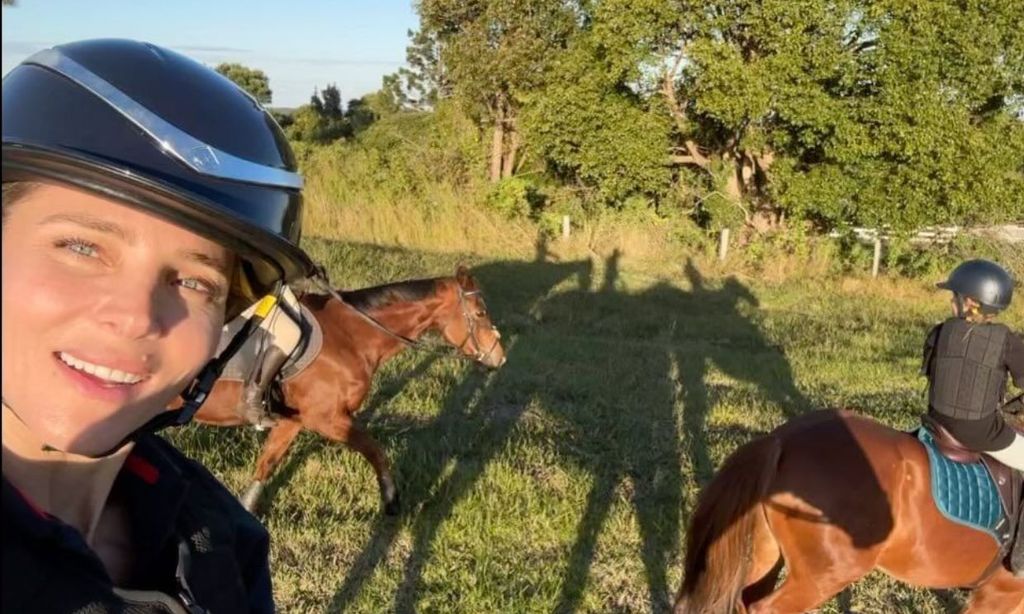 Elsa Pataky, pura adrenalina con sus hijos montando a caballo y haciendo surf ¡entre ballenas!