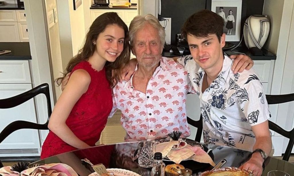 Michael Douglas comparte una imagen del desayuno junto a sus hijos y se hace viral, ¿sabes por qué?