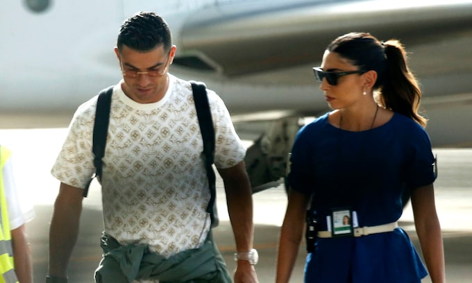 Cristiano Ronaldo en el aeropuerto de Cerdeña