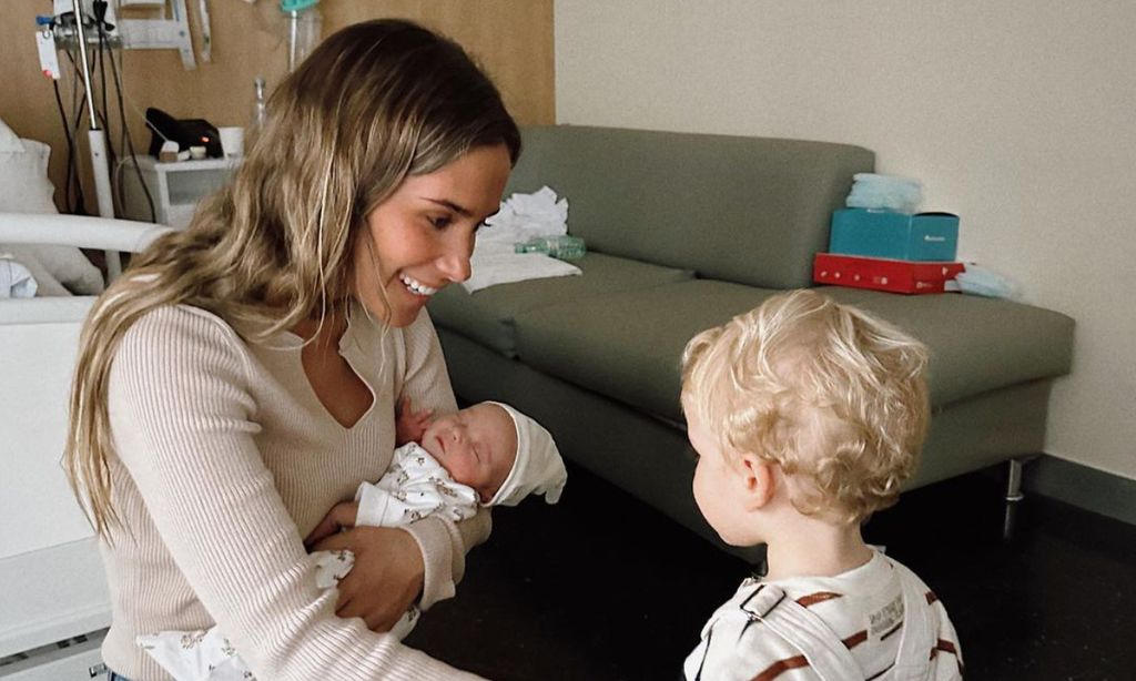 María Pombo comparte el tierno momento en el que su hijo Martín conoce a su hermanita Vega