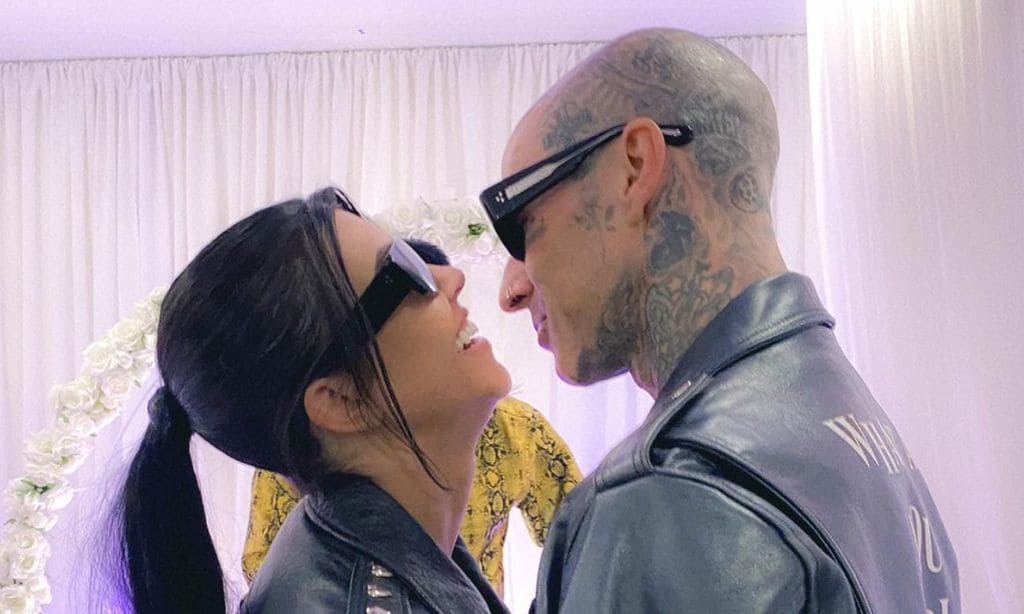 La original manera con la que Kourtney Kardashian y Travis Barker anuncian que el bebé que esperan es...