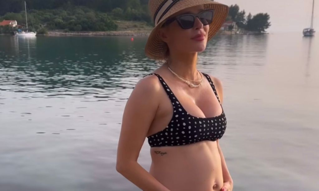 Fani Stipkovic, novia de Fernando Hierro, presume de ecuador de embarazo en biquini al regresar a su país natal