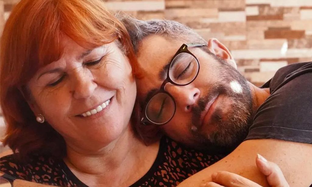 El divertidísimo video de Roberto Leal con su madre celebrando su 44 cumpleaños, ¡con una situación paranormal!