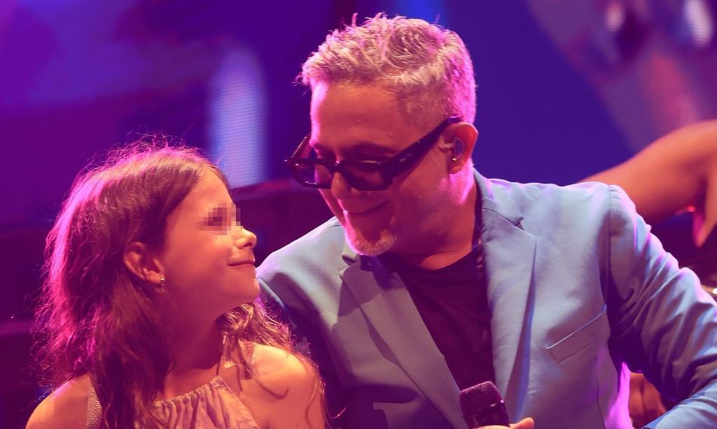 Alejandro Sanz sube al escenario a su hija pequeña y se emociona al oír sus palabras