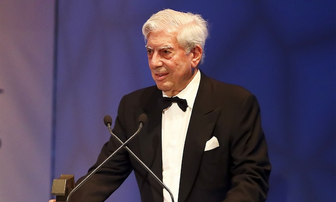 Mario Vargas Llosa ingresado por Covid-19 desde el sábado 