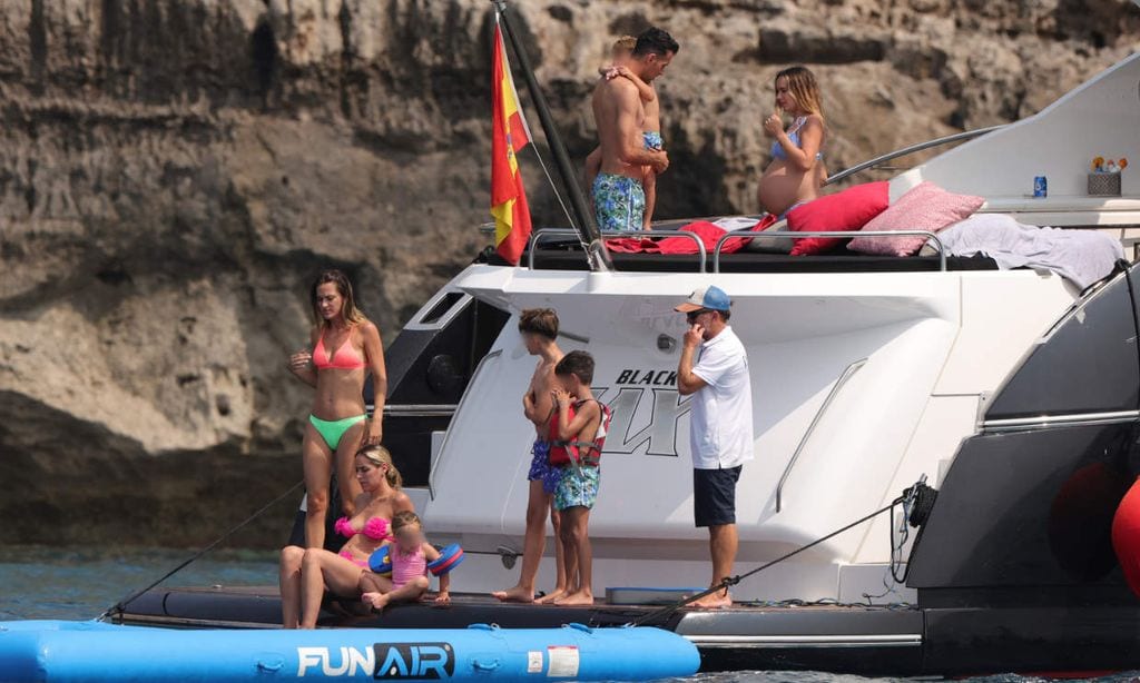 Sergio Busquets y Jordi Alba disfrutan de las aguas de Ibiza junto a sus familias a bordo de un espectacular yate