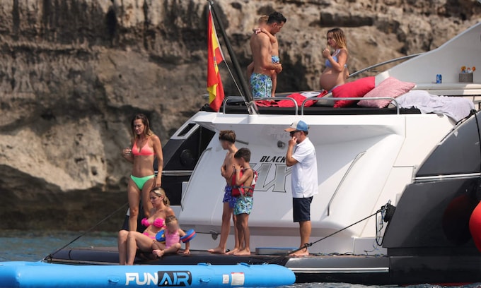 Jordi Alba y Sergio Busquets con sus familias de vacaciones en Ibiza