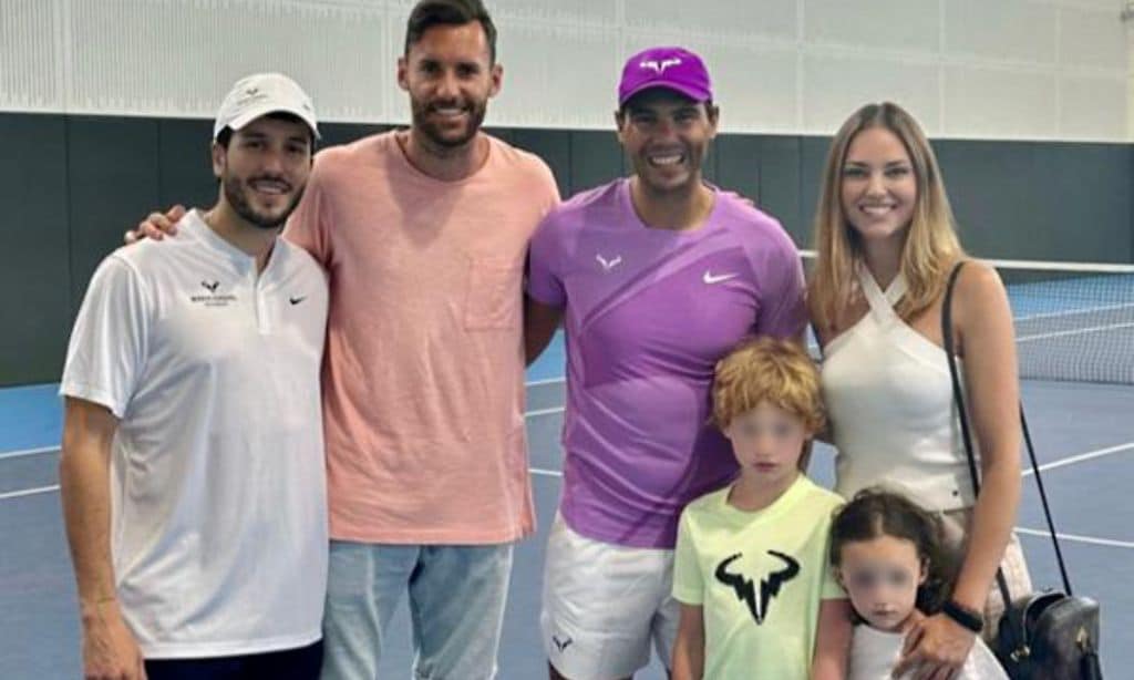 Rudy Fernández con su familia, Rafa Nadal y Sebastián Yatra