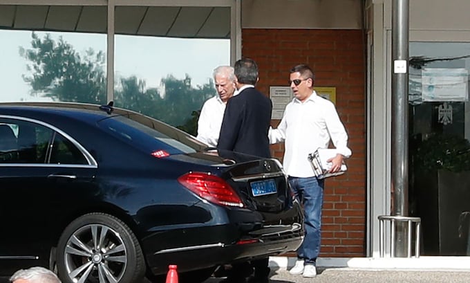 Mario Vargas-Llosa abandona con su hijo el hospital tras sufrir covid
