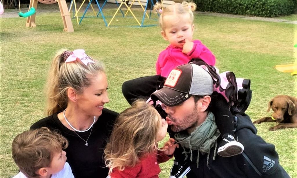 Así es la discreta vida de Enrique Iglesias a los 48 años: volcado en su familia y alejado del foco mediático