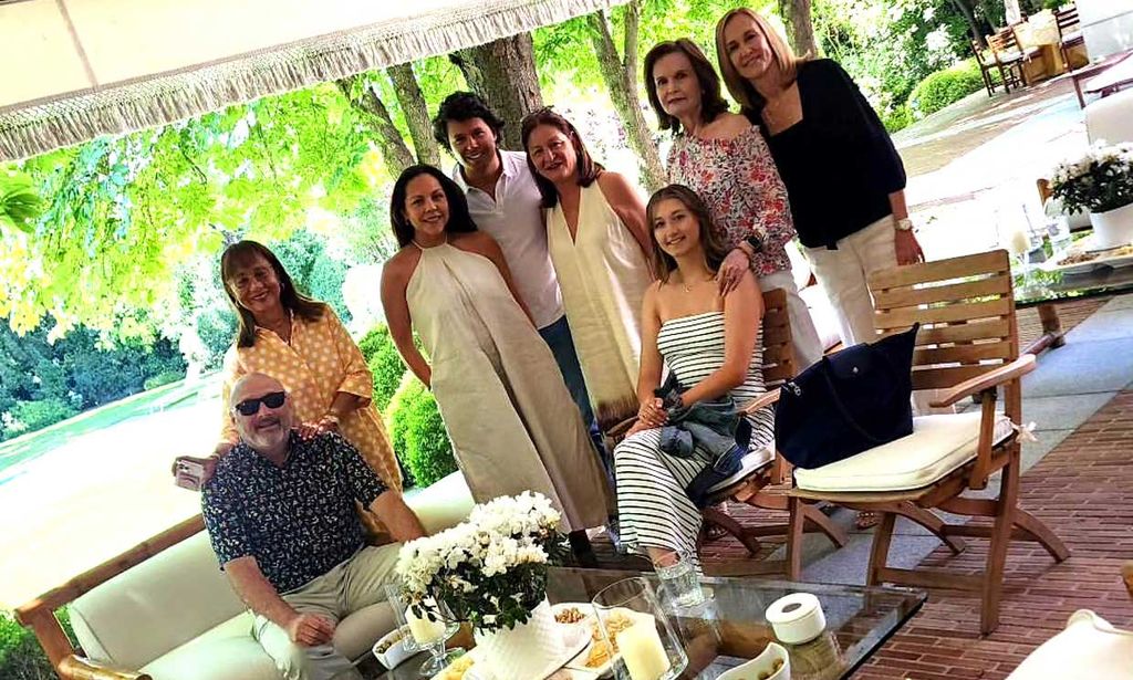 Julio Iglesias Jr. comparte una imagen del 'otro almuerzo' en casa de Isabel Preysler con su familia filipina