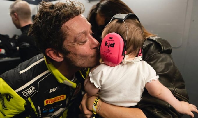 La hija de Valentino Rossi conduce una moto a sus 16 meses de vida
