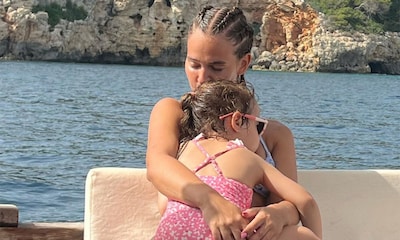 Los días de ensueño de Laura Escanes en Menorca junto a su hija Roma y su novio, Álvaro de Luna