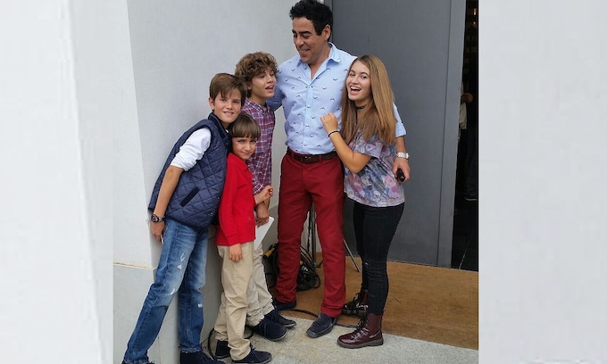 Pablo Chiapella con sus hijos en la ficción La que se avecina