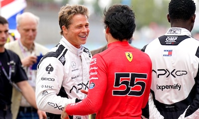 Brad Pitt hace 'buenas migas' con Carlos Sainz Jr. y Javier Bardem en el Gran Premio de Gran Bretaña de Fórmula 1