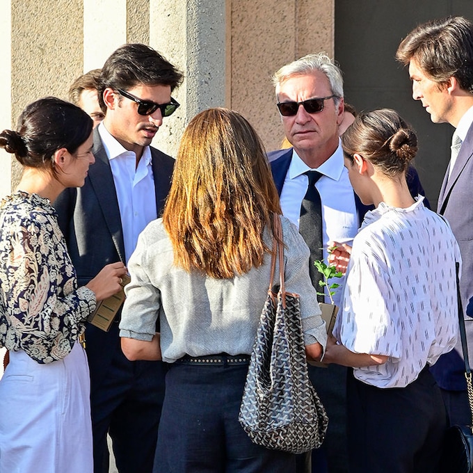 Carlos Sainz se despide de su padre arropado por sus tres hijos y numerosos rostros conocidos