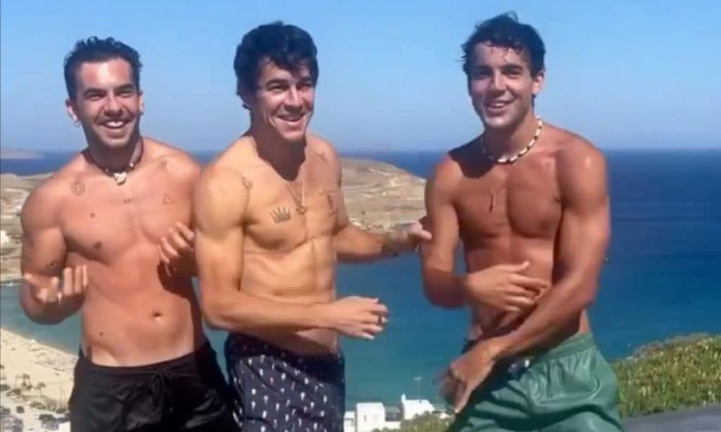 El impresionante posado de Mario Casas junto a sus hermanos luciendo cuerpazo en Mykonos