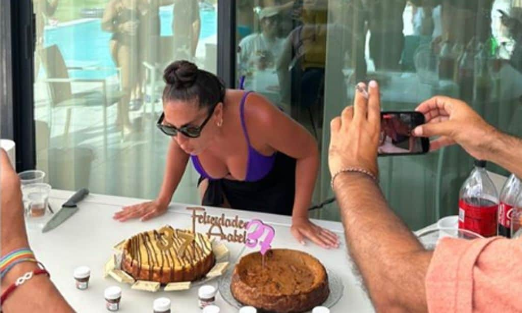 La romántica felicitación que ha recibido Anabel Pantoja de su novio mientras sopla las velas de su 37 cumpleaños