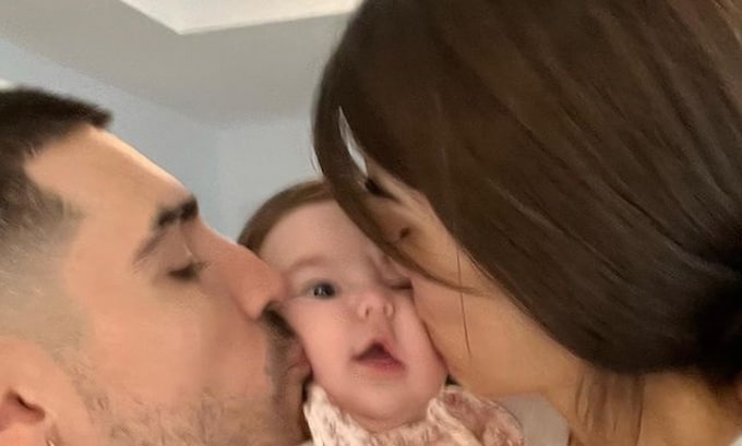 Violeta Mangriñán comparte el vídeo más tierno de su hija balbuceando mientras llama 'papá' por primera vez a Fabio
