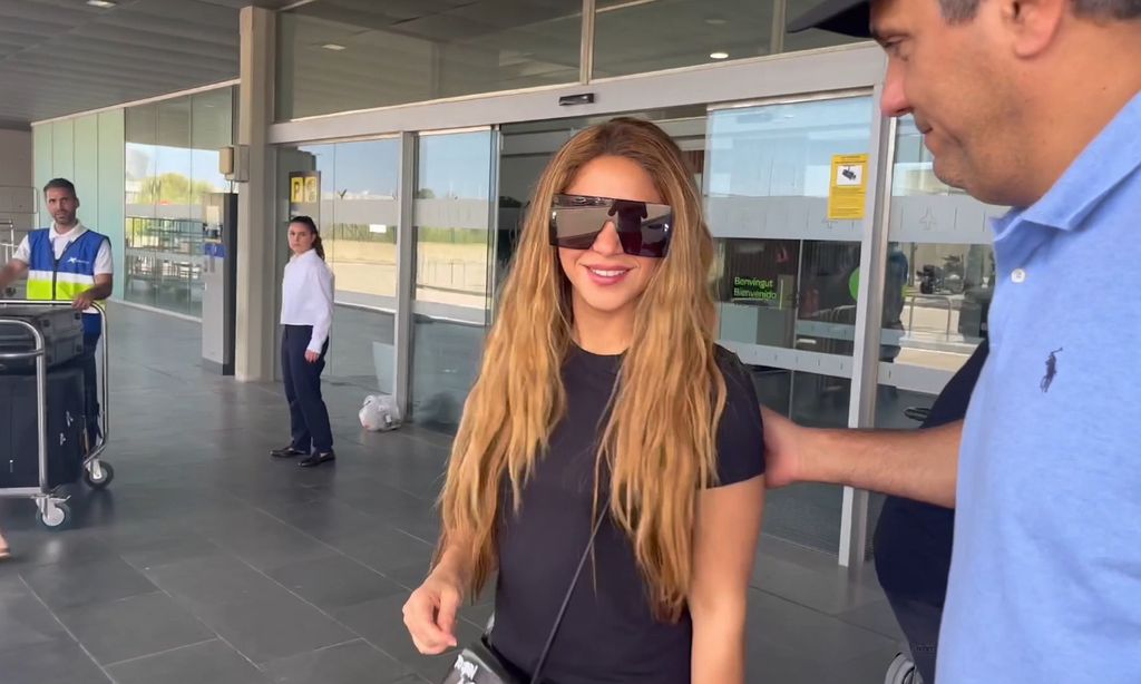 Shakira aterriza en Barcelona con una gran sonrisa para recoger a sus hijos y reunirse con su abogado