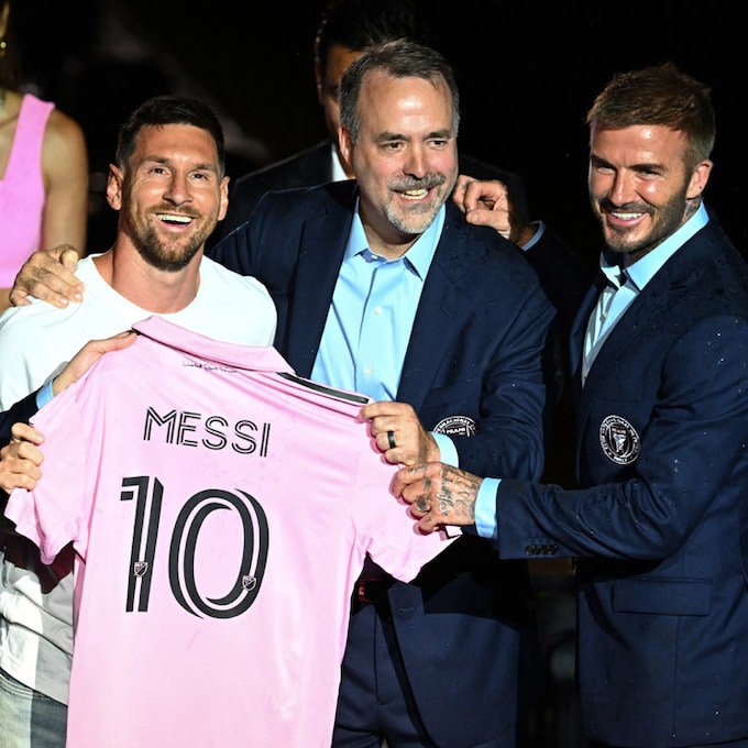 Messi se da un baño de masas en su presentación en Miami con los Beckham (incluida Harper) como anfitriones