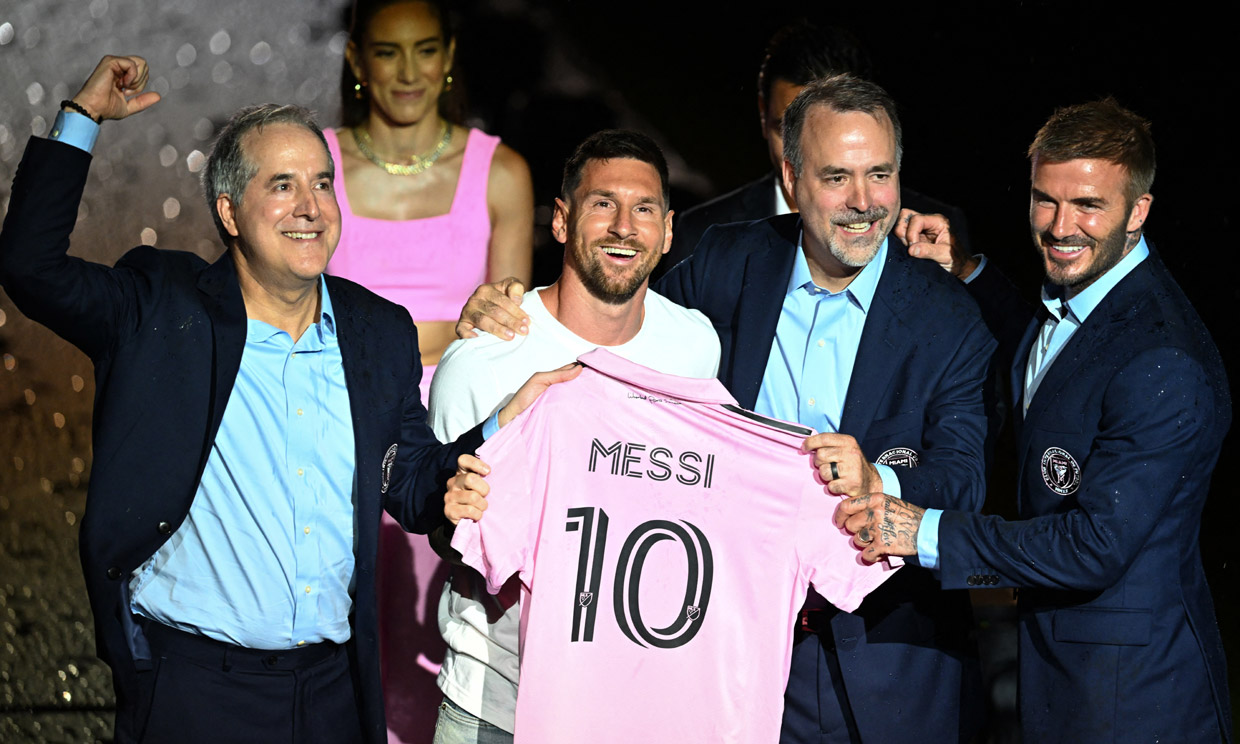 Messi se da un baño de masas en su presentación en Miami con los Beckham (incluida Harper) como anfitriones