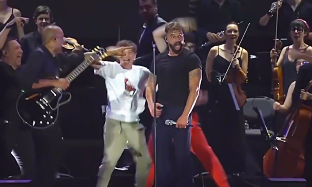 Los hijos de Ricky Martin sorprenden y emocionan al cantante subiendo por primera vez con él al escenario