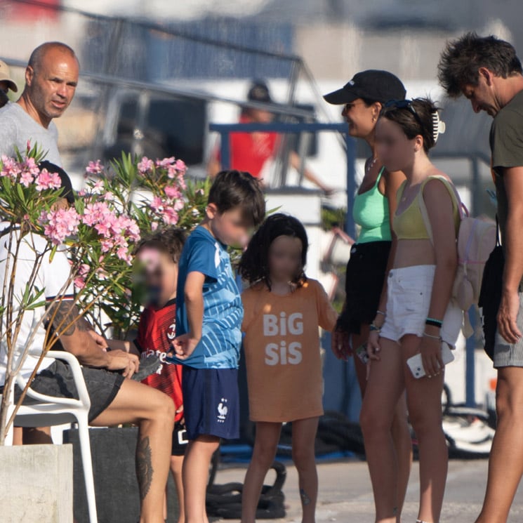 Andrés Iniesta reflexiona sobre su futuro de vacaciones junto a su mujer y su mini 'tropa' en Ibiza