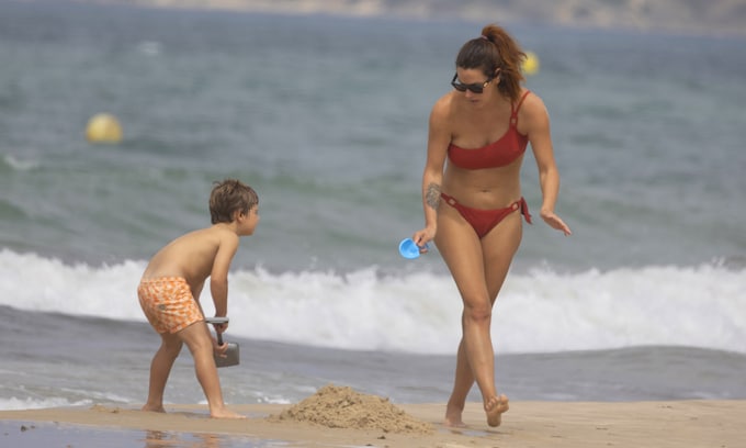 Laura Matamoros, en la playa con Benji Aparicio y sus dos hijos