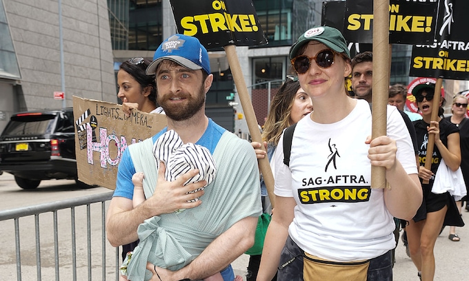 Daniel Radcliffe y Erin Darke acuden a la huelga de actores con su bebé