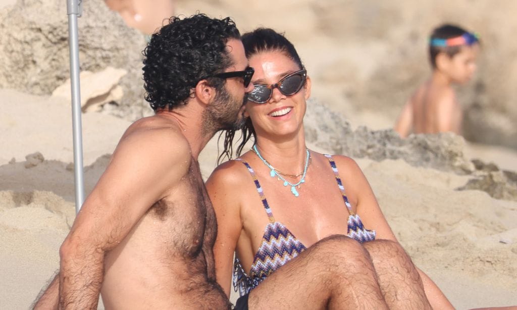 Juana Acosta presume de tipazo y de amor con su chico en las playas de Ibiza