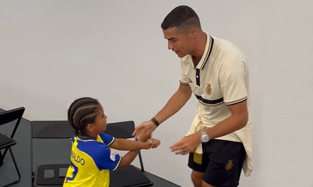 El divertido vídeo de Cristiano Ronaldo enseñando al hijo de Kim Kardashian su famoso grito de guerra