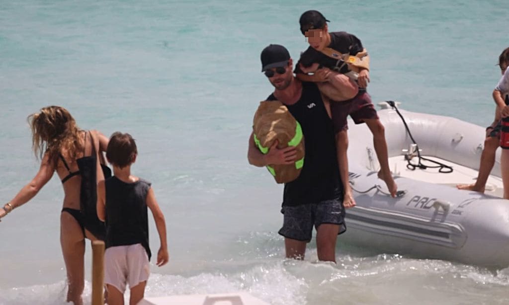 Chris Hemsworth demuestra la superfuerza de Thor para ayudar a sus hijos en las playas de Formentera