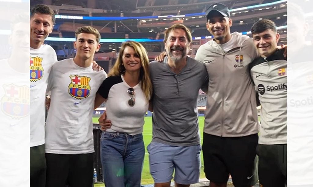 Las imágenes de unos estusiasmados Penélope Cruz y Javier Bardem apoyando a los jugadores del FC Barcelona