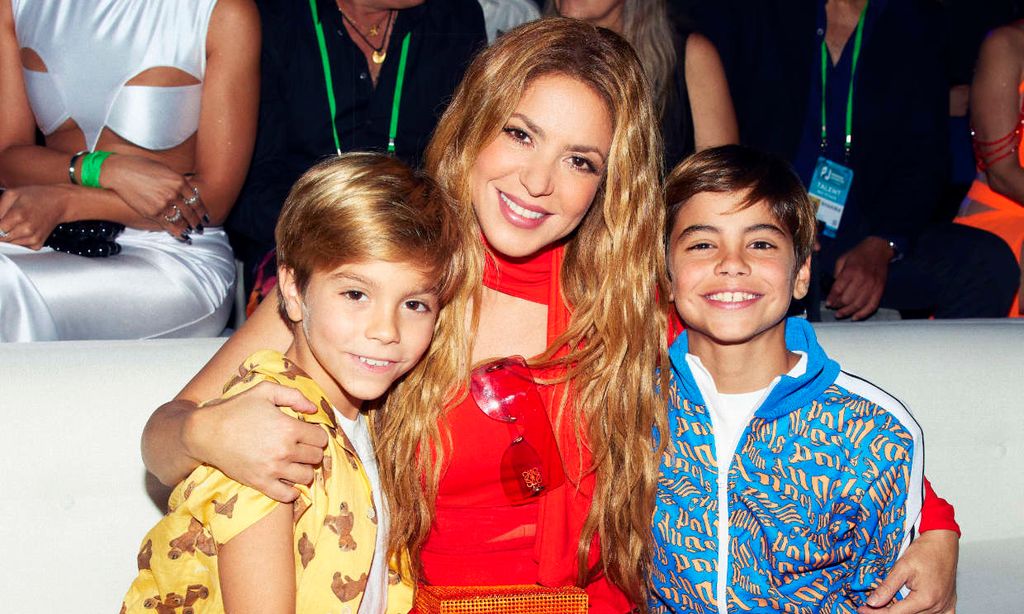 Shakira vuelve con sus hijos a la universidad en la que estudió ¡y se anima a jugar al baloncesto!