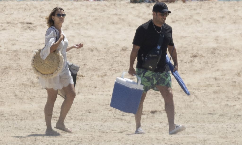 David Bustamante y Yana Olina, con nevera y sombrilla en mano, se escapan a Tarifa en su quinto aniversario